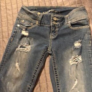 Denim Almost Famous distressed Capri